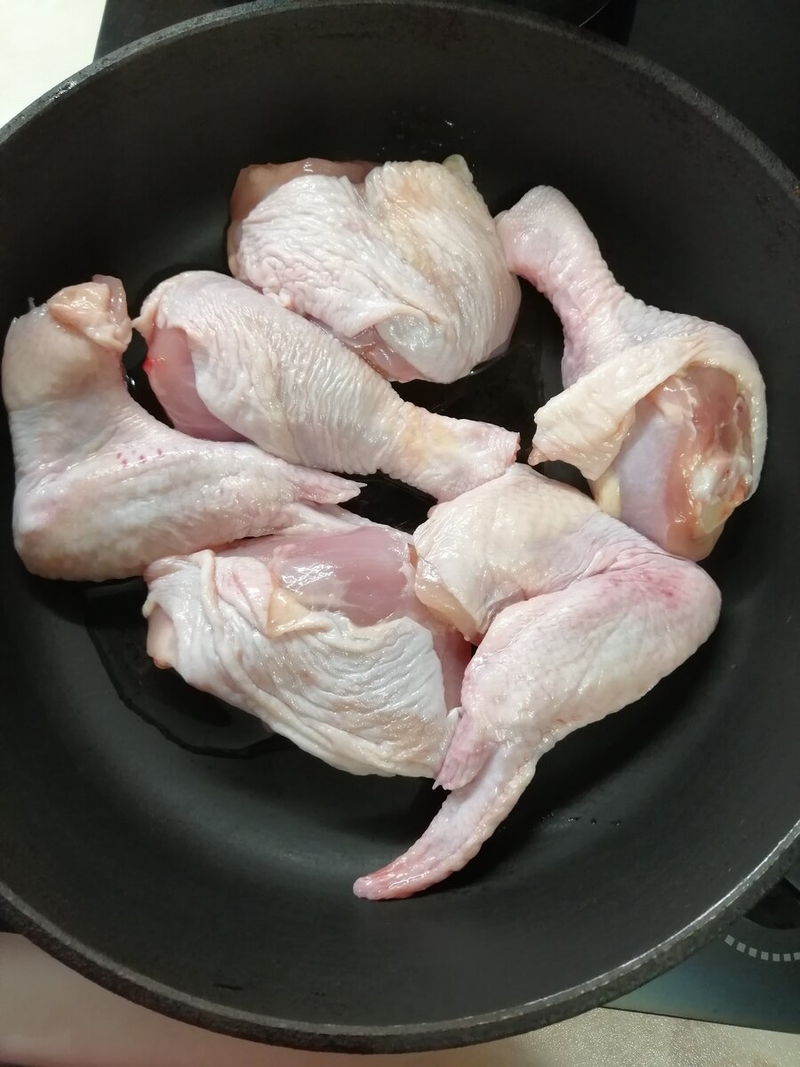 Курица разделанная на части.