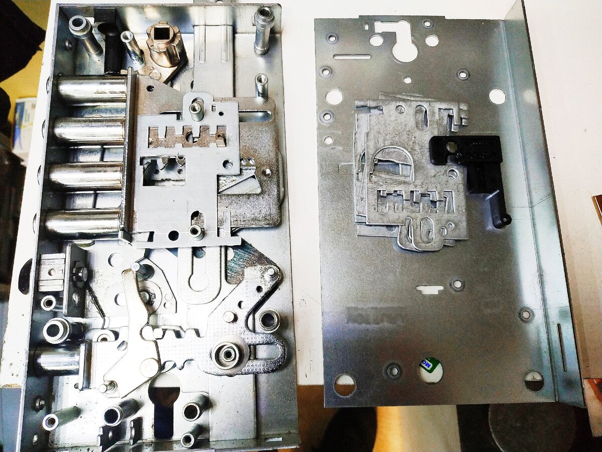 механизм врезного замка в разобранном виде
