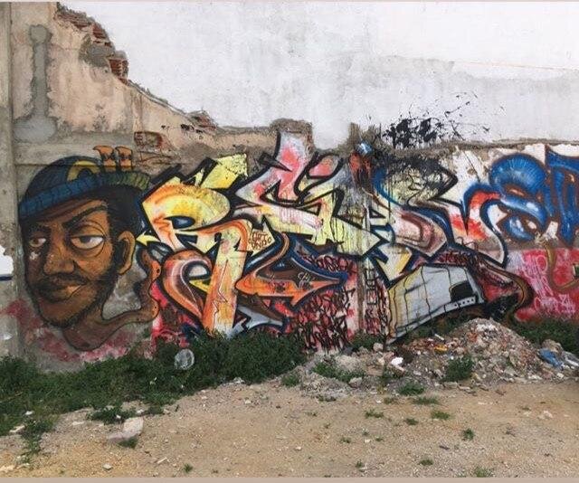 Сусс - один из крупнейших городов страны, это граффити мы нашли в самом центре города, свернув за угол одной из улочек, примыкающих к Медине.