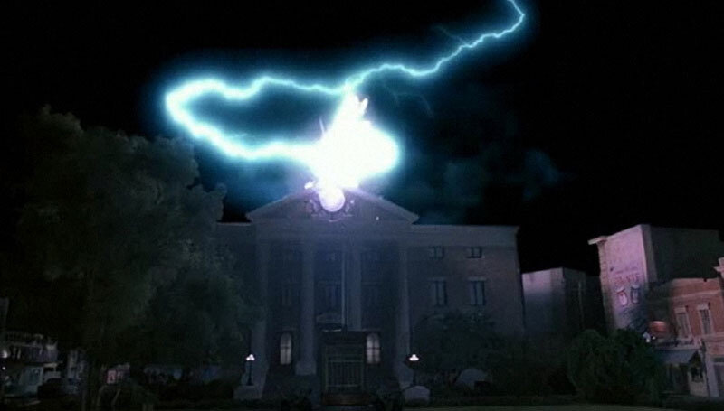 По фильму, часы остановились после удара молнии в 1955 г.