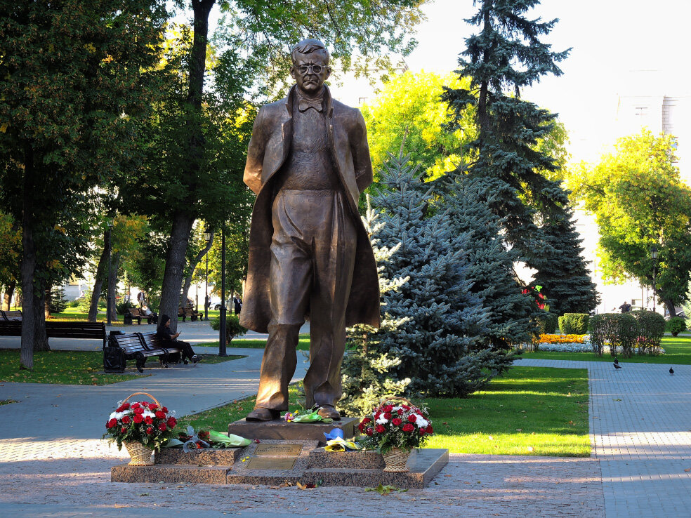 Памятники в самаре. Памятник Шостаковичу Самара. Дмитрий Шостакович памятник. Самара сквер Шостаковича памятники. Шостакович в Куйбышеве памятник.