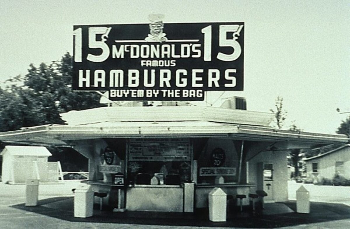Самой первой эмблемой сети была обычная вывеска с надписью «Mcdonald's Famous Barbecue» (источник фото: https://www.amusingplanet.com)