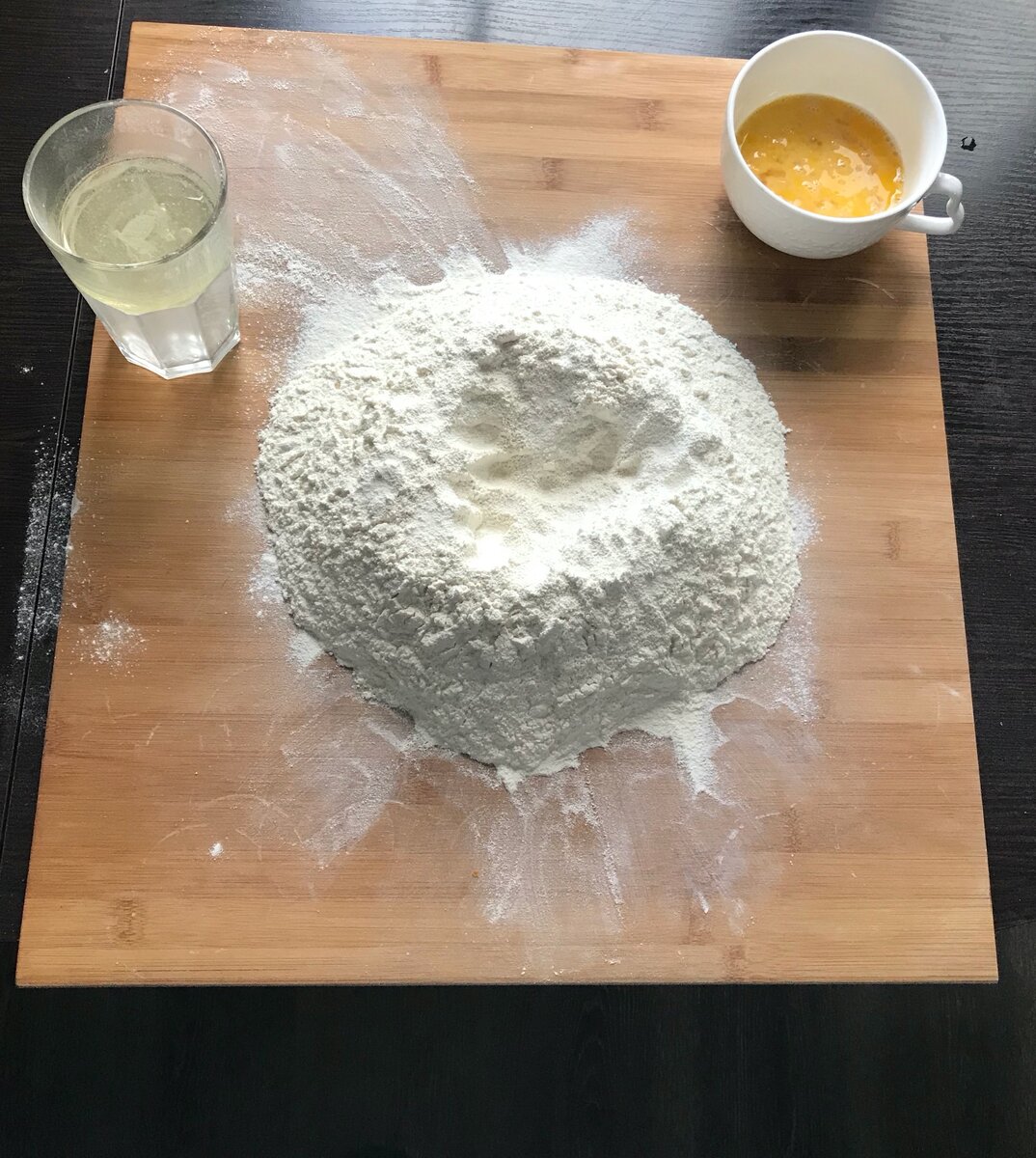 Начинаем замешивать тесто. 