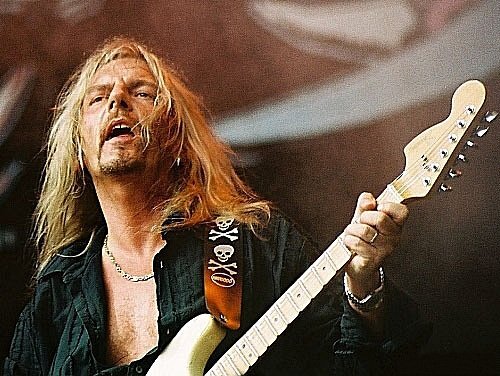 Мрачный немецкий мужчина Axel Rudi Pell, сочинивший эту героическую песню для альбома Kings & Queens (2004).