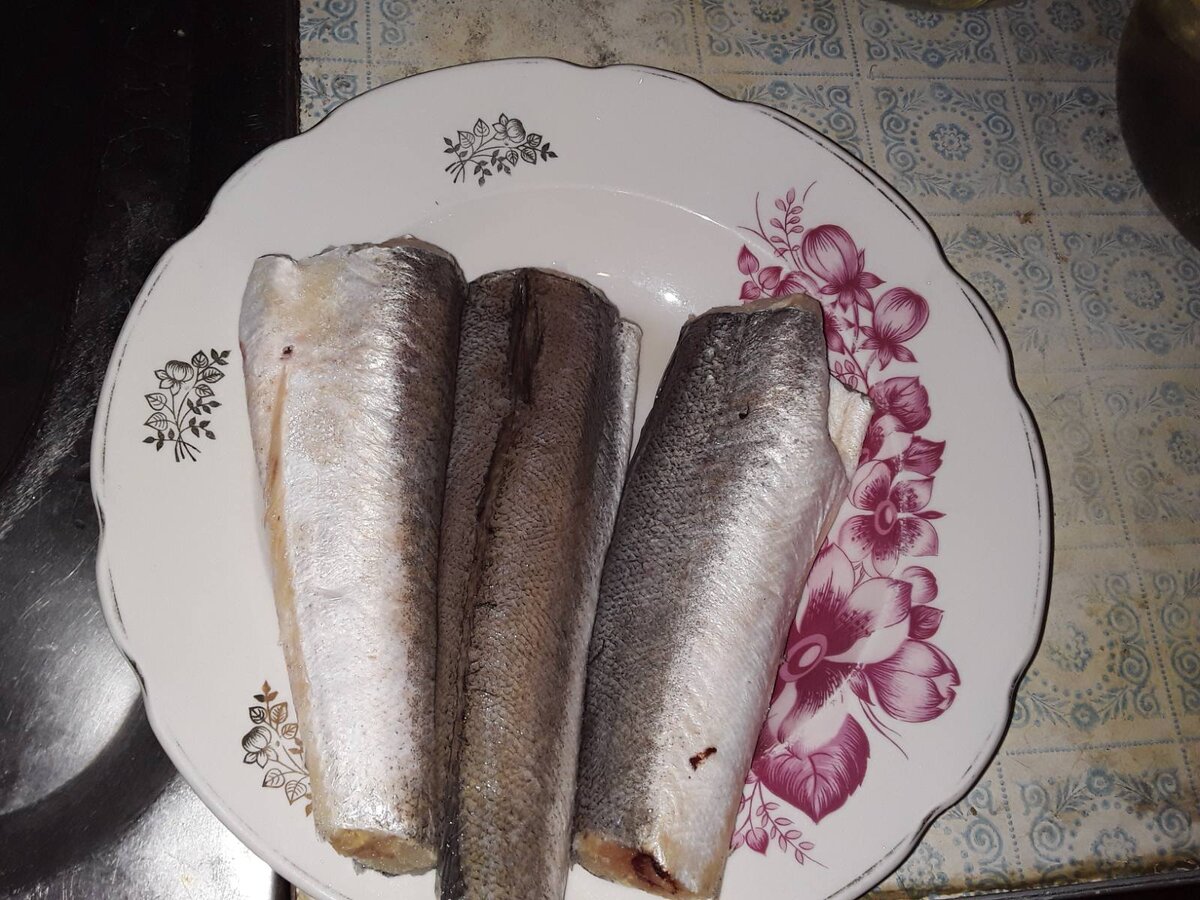 Размораживаем тушки морской рыбы
