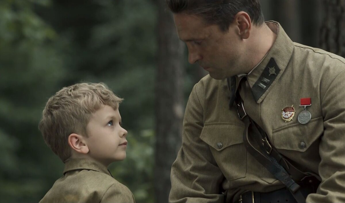 Андрей Андреев и Виктор Добронравов в фильме «Солдатик»