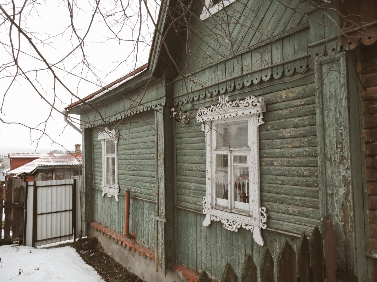 Очаровательный резной домик