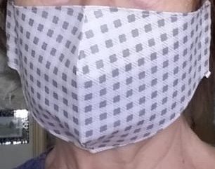 Сами шьем такие защитные маски.