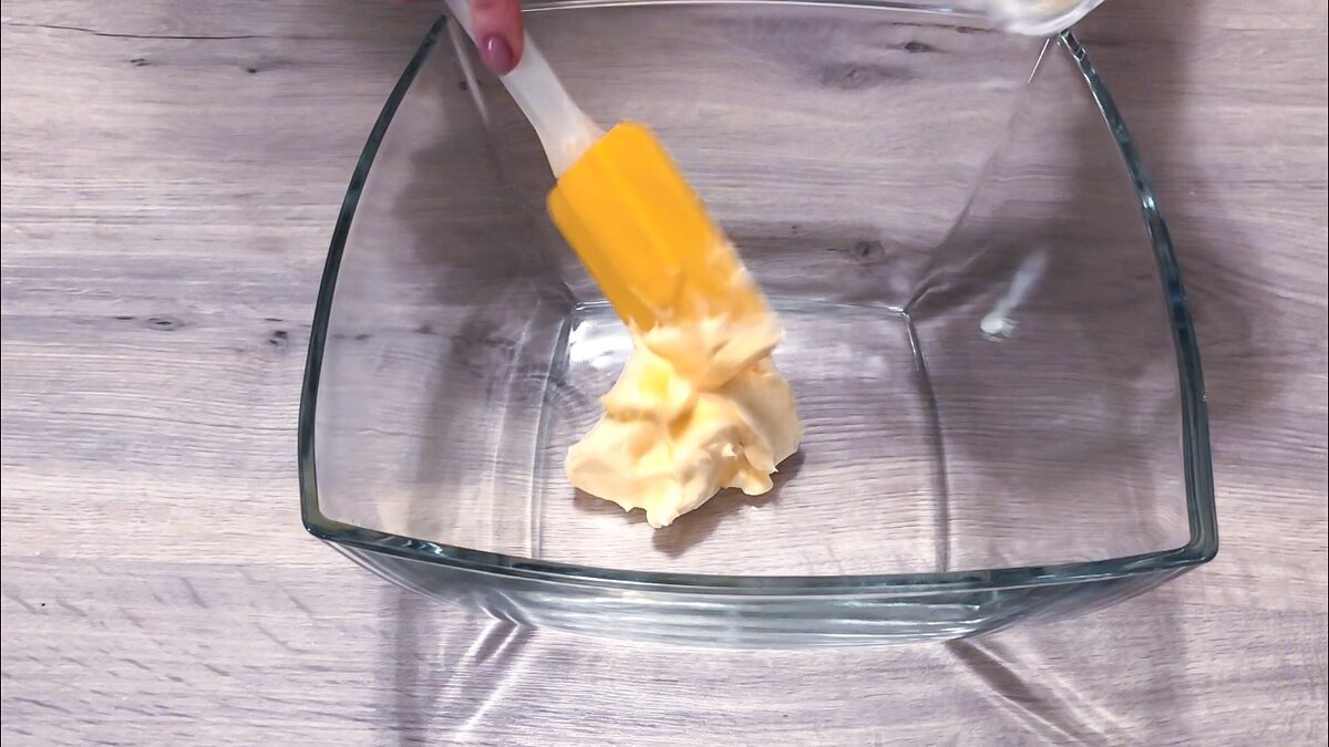 Кладем в чашу мягкое сливочное масло