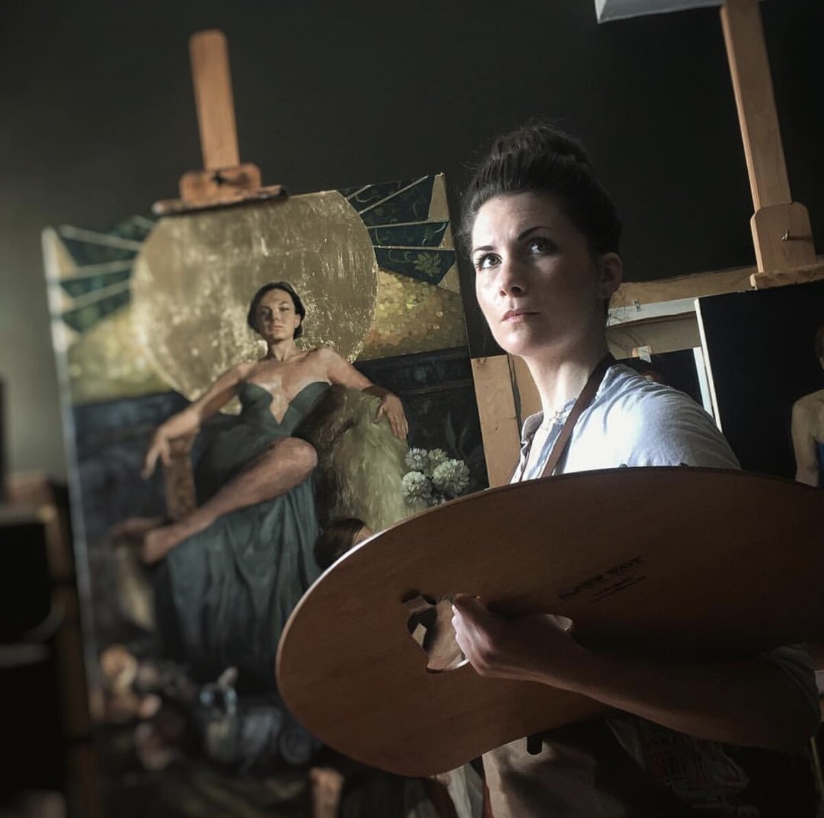 Художница Дженнифер Дженнари в процессе работы над картиной "Наследство"