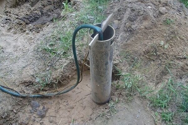 Этот простейший способ промыть скважину заключается во временной замене циркуляционного глубинного насоса вибрационным.Последний может прокачивать жидкость с мелкими твердыми включениями, так как его конструкция не имеет механических узлов. В результате после естественной смены воды источник заполняется свежей, чистой, без песка и глины.