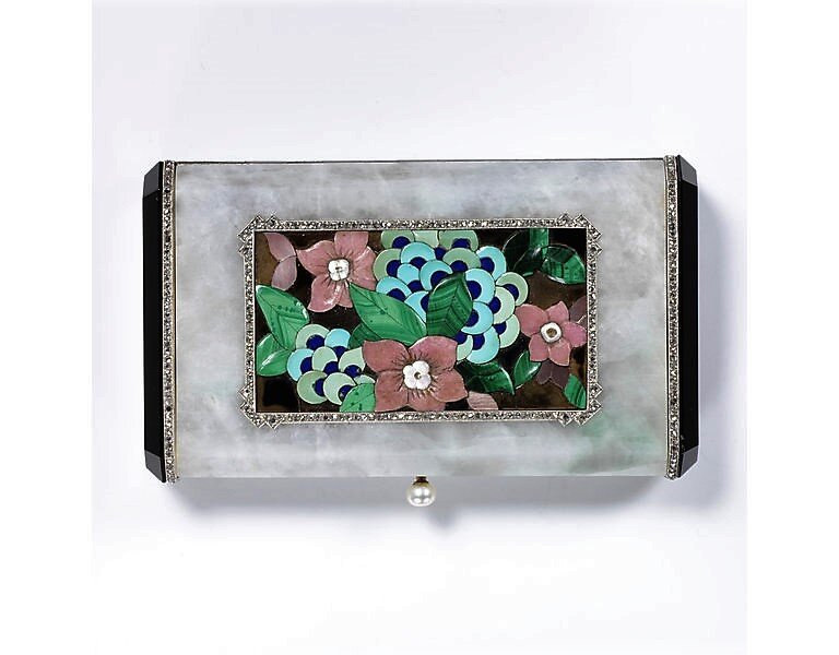 Lacloche Freres, Париж, vanity case, 1926, золото, халдедон, жадеит, лазурит, бирюза, малахит, родонит, перламутр, бриллианты, оникс, жемчуг, горячая эмаль. Музей Виктории и Альберта, Лондон, официальный сайт - www.vam.ac.uk