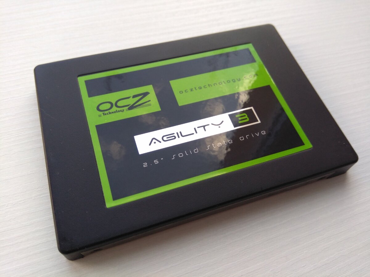 В 2011 году приобрел себе новый SSD - OCZ Agility 3 на 60Гб, диск был нужен для второго компа. SSD стоил в районе 4000р и считался достаточно бюджетным вариантом.