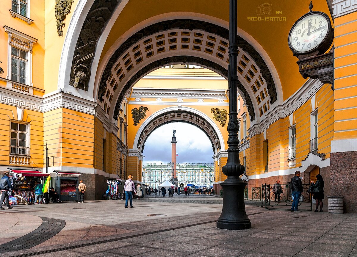 фото из интернета.Слева,рядом с  торговой палаткой вход в забранированное жилье