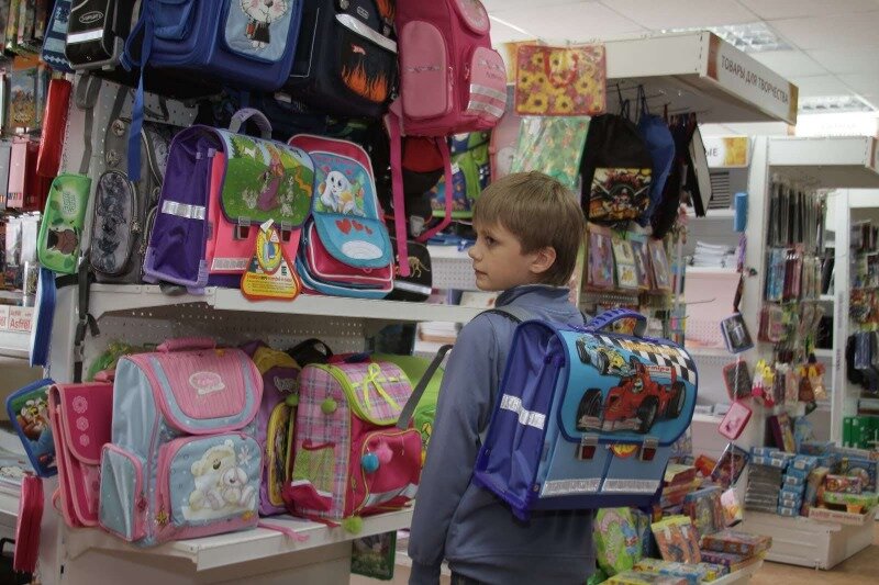 Цель мамы с папой - проследить, чтобы малыш не носил на себе лишнего веса. По современным санитарным нормам выше 3 кг ребенку носить не надо.  Кроме 2-3 учебников, которые положены по программе, и 2-3 тетрадей для нужных предметов, в портфеле  должны находиться пенал с канцелярскими принадлежностями, дневник,  подставка для учебников и завтрак. В итоге набирается нужная масса. Поначалу маме с папой нужно проверять, что ученик кладет в рюкзак, а потом он будет справляться сам. 