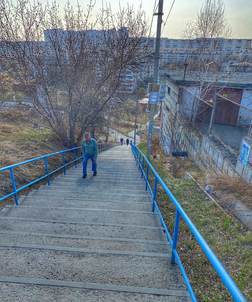 По прошествии времени чувства утихли, и началось методичное самокопание с разрушением остатков гордости и самоуважения. Притом четко осознавая действия, не могу остановить данный процесс, бесконечно задавая себе вопрос «почему я?», «заслужил ли я это?», «за что?», «какой же я мужчина?». Эти вопросы до сих пор прокручиваются в голове, не давая остановиться разбивая внутренний эмоциональный рубеж, пробиваясь ниже. 