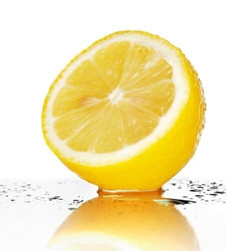     Лимон после тщательного промывания необходимо разрезать на дольки или толстые кружочки. Далее необходимо вскипятить воду в чайнике и залить ею кусочки цитруса, затем достать их оттуда и выдавить из кусочков лимона сок в стакан. Он нам понадобится для приготовления слоёного теста. Сок получится теплым, поэтому его лучше поставить в холодильник на 10 – 15 минут.  