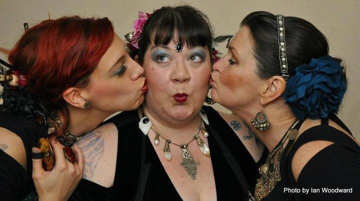 В любом коллективе танца, особенно в трайбле, есть большая взаимовыручка и любовь таких же "соплеменниц" со своими жизненными невзгодами. Все забывается, лишь стоит начать танцевать рука к руке.