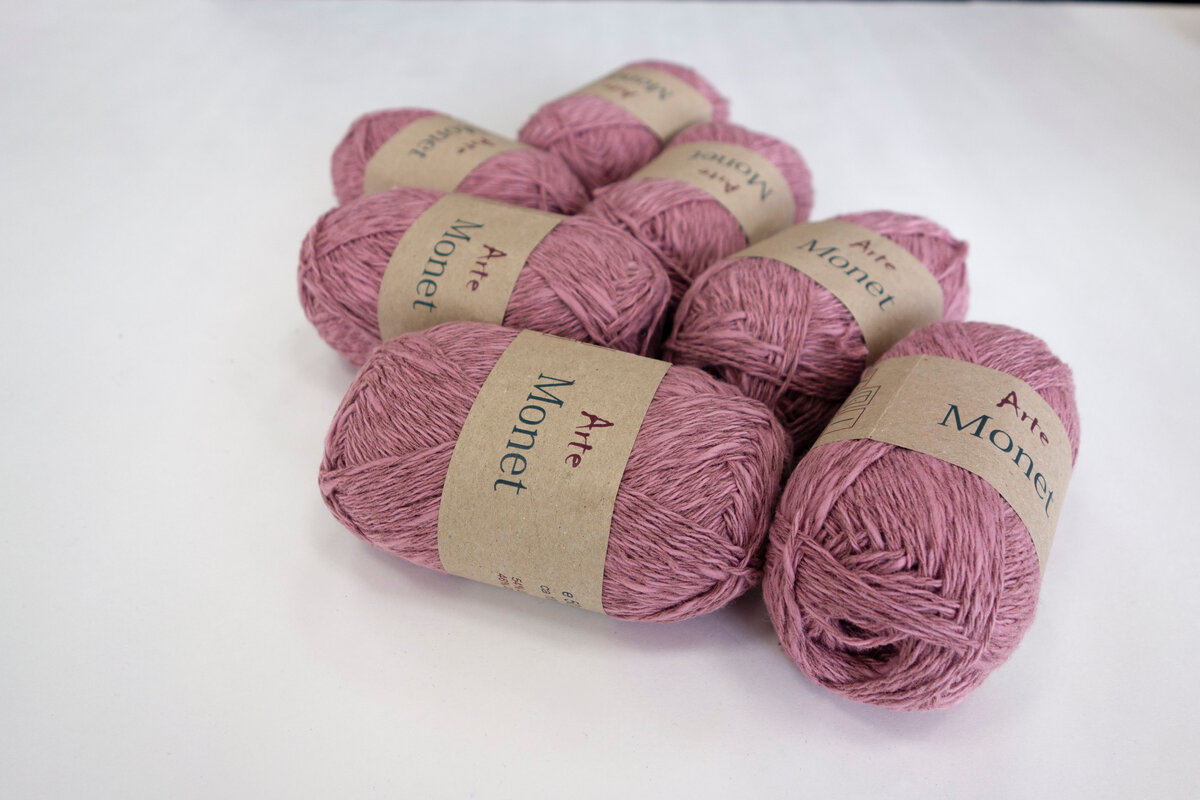 #arte_monet Самый мягкий оттенок - пыльно-розовый. Это цвет, который содержит минимальное количество красного и максимальное - белого. Такой цвет больше всего находит себя в легких летних платьях или офисных блузках. Превосходно сочетается с серым, белым, голубым или бежевым.
Больше всего этот оттенок идет пепельным блондинкам или шатенкам.
Приглушенные розовые оттенки, особенно светлые, "прячут" морщинки, освежают лицо, точнее делают его румянее.
________
А как Вы относитесь к пыльно-розовому?❤
________
На фото пряжа Arte Monet, цвет "излучина Сены"
Тип пряжи : летняя 
Вид : неравномерного прядения 
Колористика : меланж 
Производитель : Arte 
Страна : Италия 
Вес : 50г 
Длина нити : 135м 
Состав : 54% лён, 46% хлопок 
Спицы : 3 - 5
Стоимость 420 рублей
Заказать можно у нас на сайте www.cityarn.ru или написать мне в Директ.
Доставляем и сейчас!
#оставайтесьдома