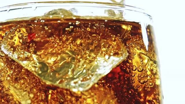 2. В рекламе напитков нередко можно увидеть пузырьки воздуха, который придают свежий вид. 
Чтобы пузырьки не заканчивались во время съемки, создатели рекламы используют антациды или средство для мытья посуды.