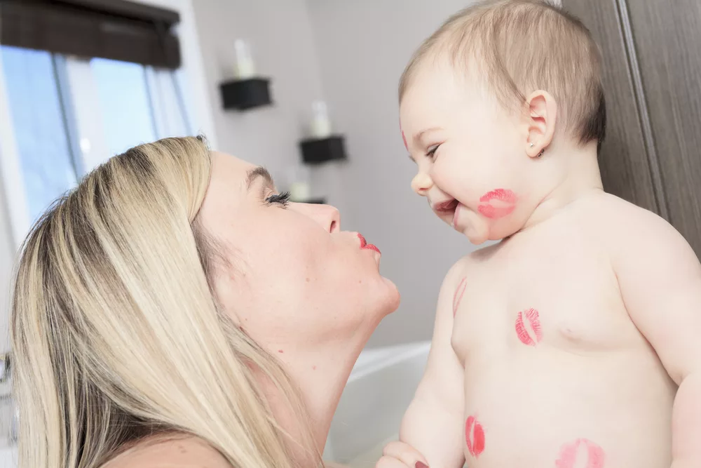 Сын поцеловал мать. Мама целует малыша. Поцелуй помадой ребёнка. Фотосессия малыша в поцелуях. Мама целует в губы.