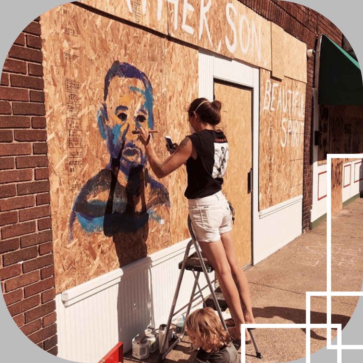 На заколоченных витринах рисуют протестные лозунги 