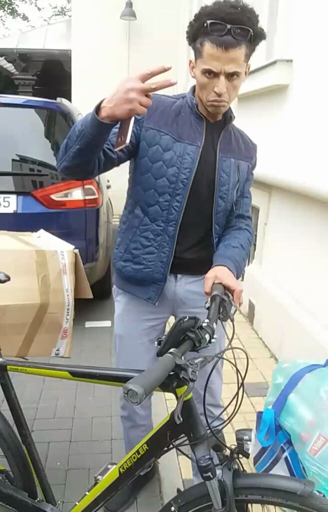 Вот он красавчик. Коробка еще на велике, а сумку уже скинул.