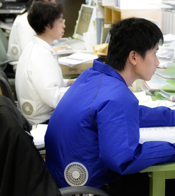 Японские сотрудники на рабочих местах в куртках Kuchofuku 