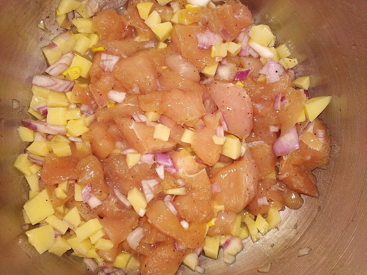 500 гр филе куриного, 1 средняя картофелина, 1 репчатый лук, перец, соль, немного водички для сочности