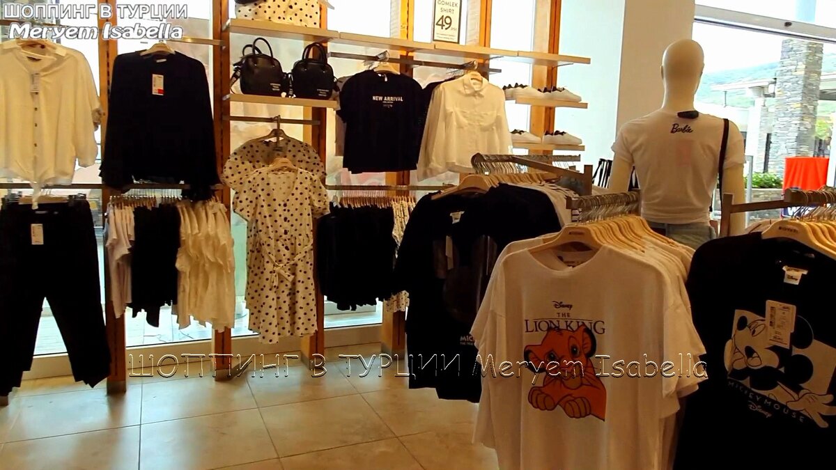 Этим фото всё сказано. Это новая коллекция, но чёрными пятнами отлично просматриваются подтасованные весенние вещи. Но вот незадача, люди не хотят чёрное на лето, жарко.  