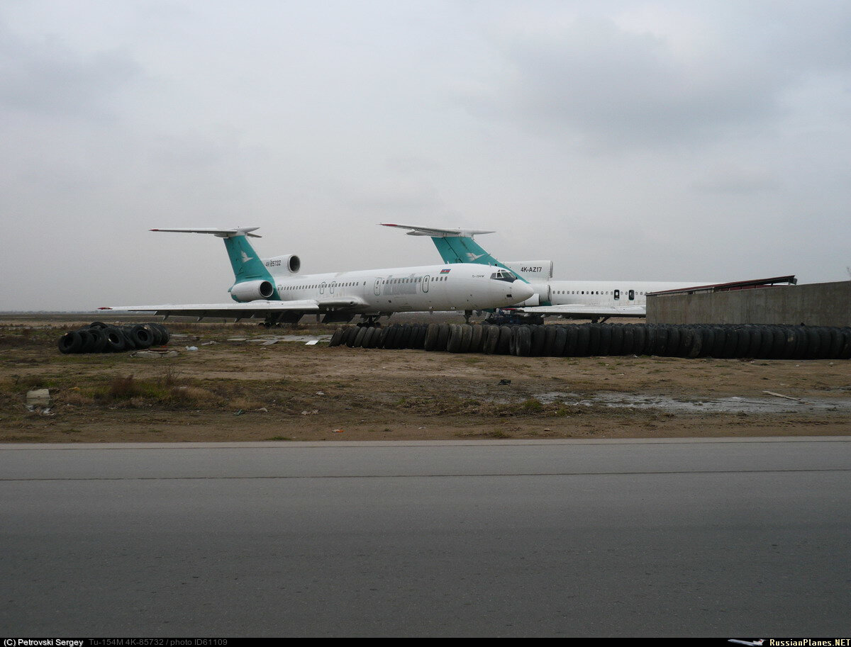 Борт 4K-85732 на хранении в аэропорту Азербайджана, 2011 г