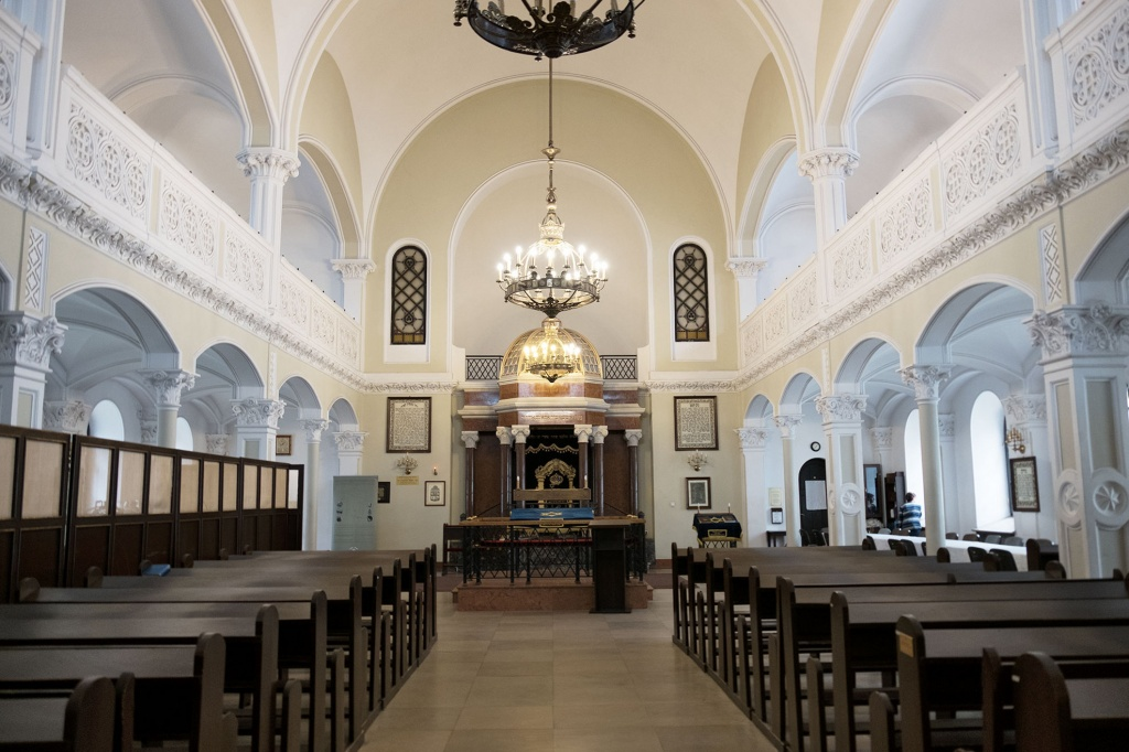 Сколько людей здесь, в Синагоге, сохранившейся сегодня, молилось о своем спасении.