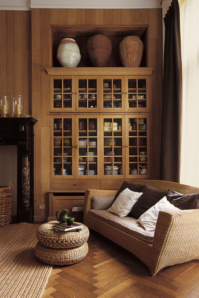 Люди чувствуют меньше стресса и усталости в заполненных деревом пространствах, которые также полезны для дыхательной и нервной систем. Древесина длится дольше, чем другие материалы.