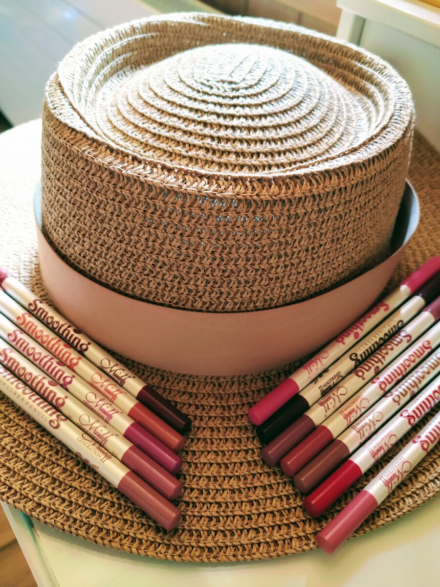 12 карандашей Menow Smoothing Lip Liners