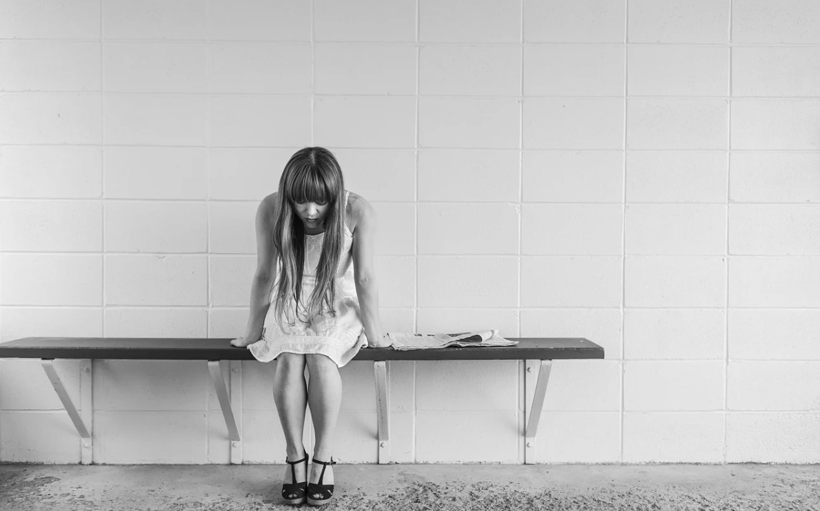 источник фото: https://pixabay.com/photos/worried-girl-woman-waiting-sitting-413690/