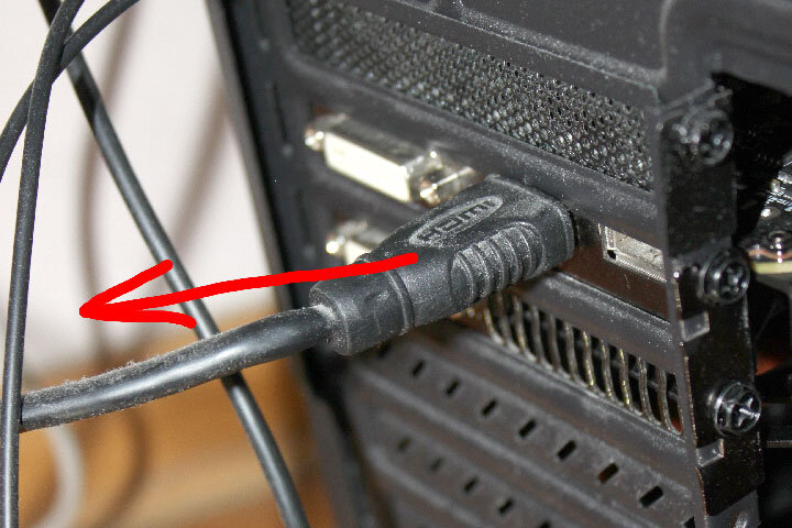 Выключаем компьютер, отсоединяем кабель идущий к монитору. 