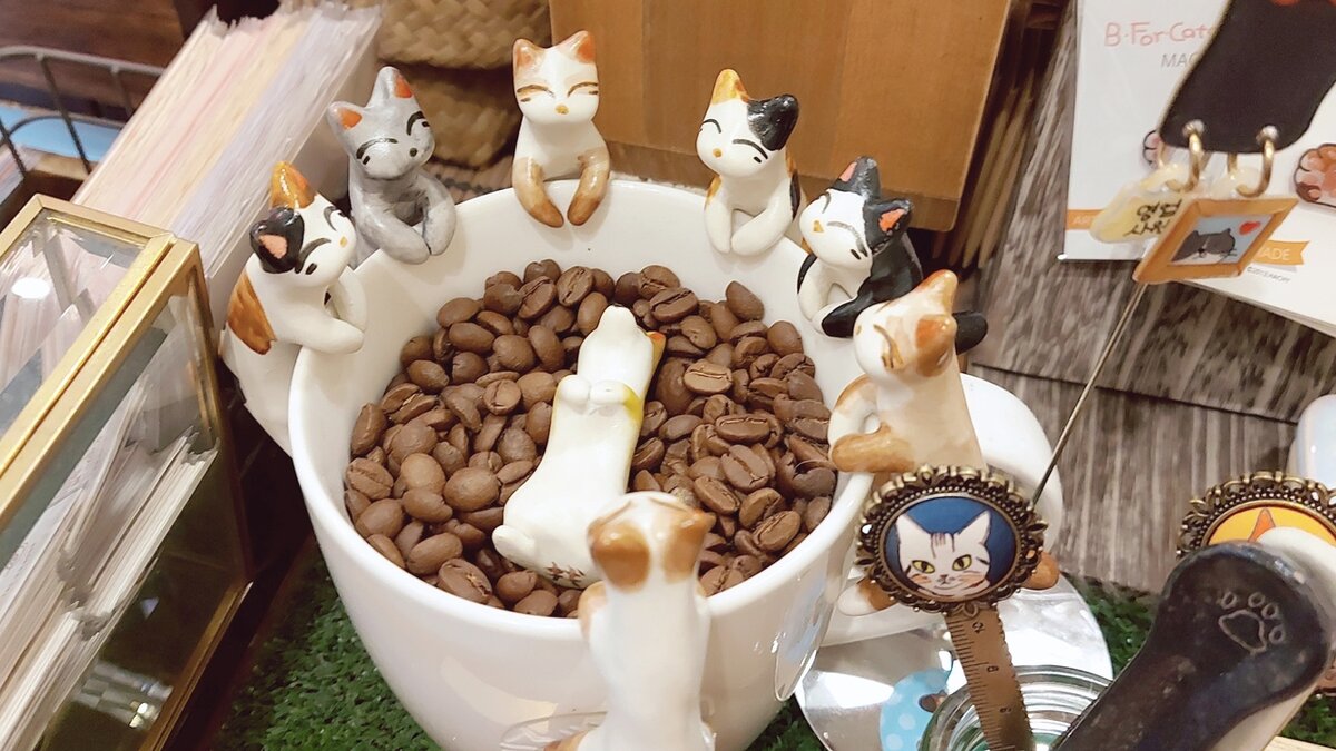 Вот, например, довольные коты хоронят собаку в чашке с кофейными зернами. Why not, собственно?