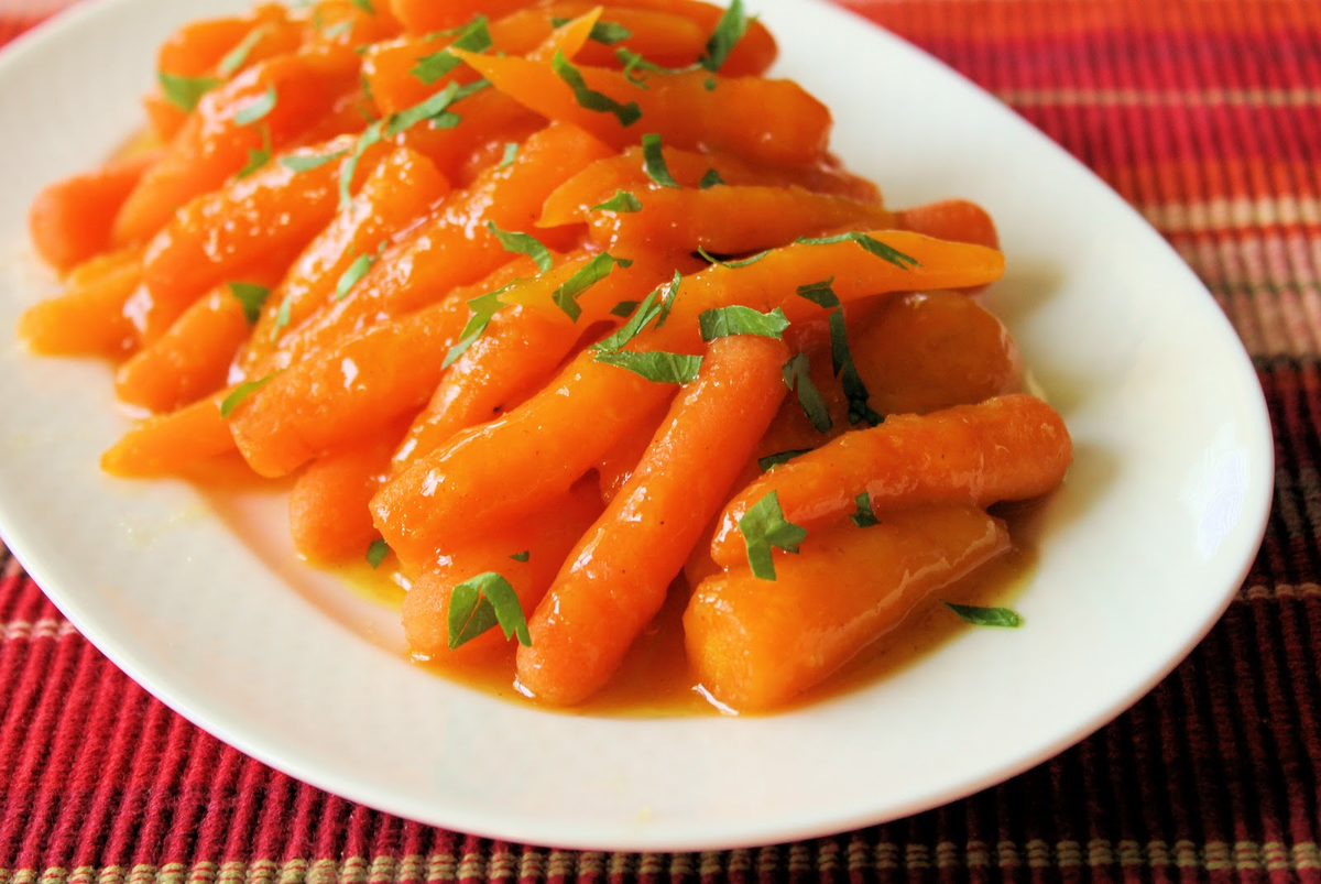 Отварные овощи рецепты. Блюда из моркови. Кламбированая морковь. Припущенные овощи морковь. Гарнир из морковки.