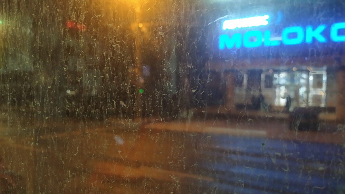 Вид через стекло трамвая