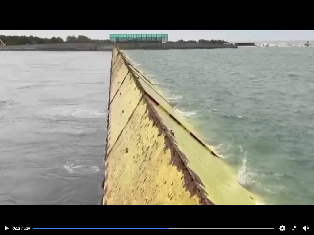 Море справа, лагуна слева. Волны беспомощно бьются о нового Моисея.
