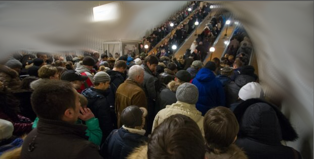 Толпа анакондой выползала из подземелья метро