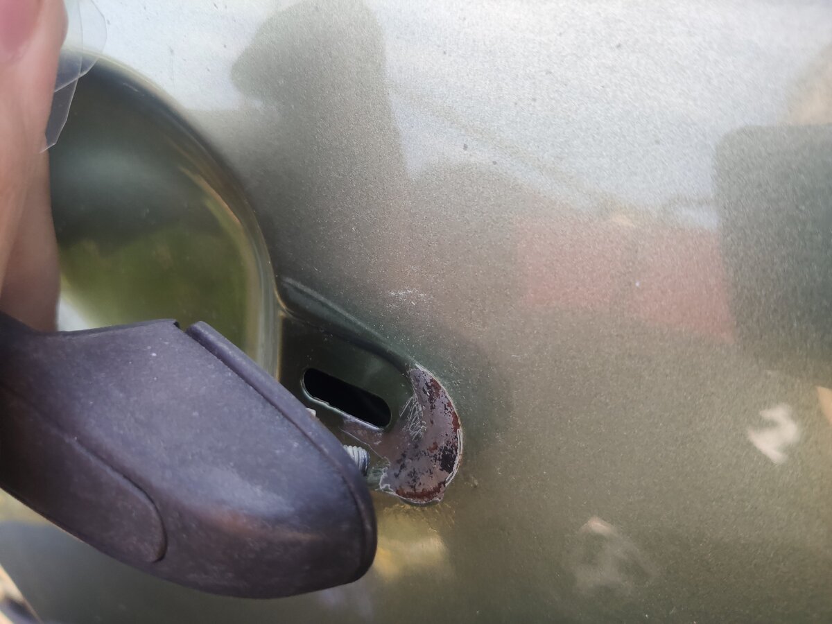 Видно как край ручки повредил ЛКП 