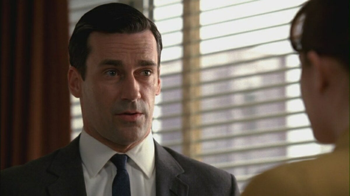 Том Шоу в исполнении Джона Хэмма. Никакой ни злодей. Просто ему нужен подозреваемый в этом резонансном деле. И был бы человек, а статью мы ему найдем. Было бы тело, будет и дело.