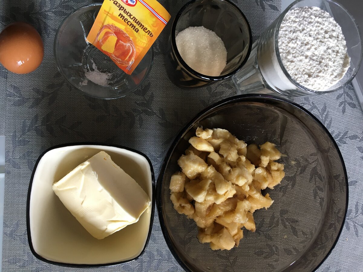 Это все ингридиенты, которые нам понадобятся. Все продукты обычно есть дома. Бананы уже размяла вилкой.