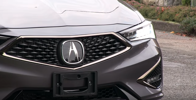 Новый дизайн решетки у седана Acura ILX 2019 года.