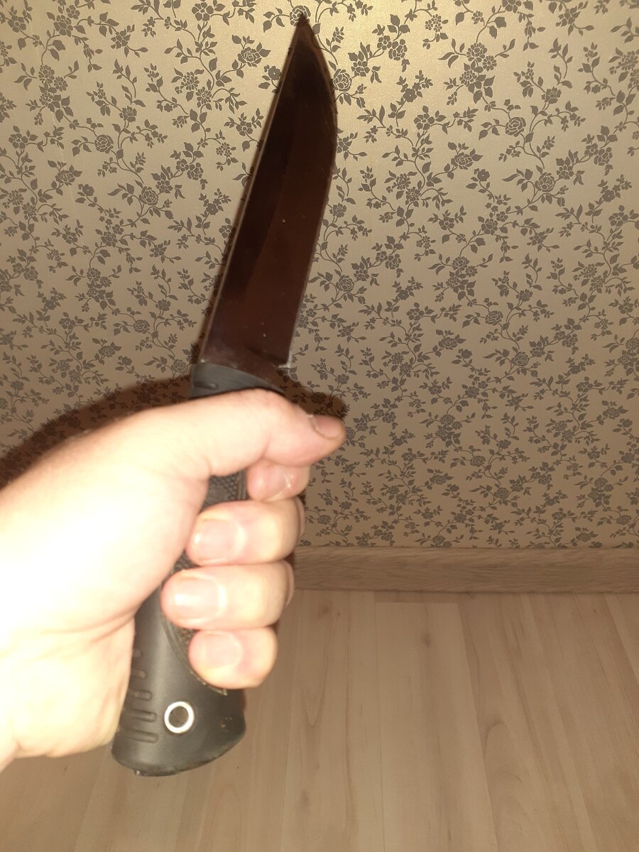 Нож Путник с резиновой рукояткой.