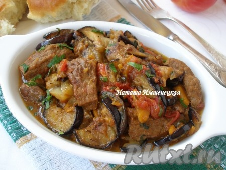 Ингредиенты Для приготовления понадобится:
500 г мякоти говядины (или другого мяса);
2 баклажана;
200 мл бульона (или воды);
1 крупная луковица;
1 крупная морковь;
1 болгарский перец;
1 помидор;
свежая петрушка;
соль, смесь специй (молотый кориандр, базилик, укроп, паприка, острый перец).