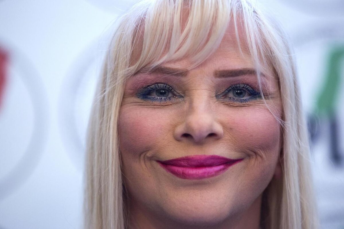 Романс "Весна" 
День мне подарил мечту,
Судьба напомнила мне о тебе,
Провожаю я весну,
Вижу тебя во сне.
Ветер поёт,тучи танцуют,
Мир земной меня вдохновил.
Амуры образ твой рисуют,
Небесный свет нас озарил.

Иду один по бульвару ночному,
Гляжу влюблённо на небеса,
Радуюсь счастью неземному такому,
Вижу твои глаза.
Ты улыбнулась,луна засияла,
В сердце моём весна,
Может всё начнём сначала,
Осень,зима,весна.

02.06.2018 год.