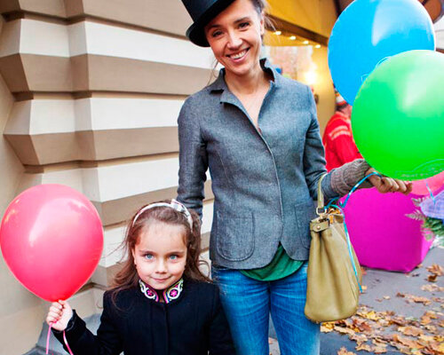 Длинноволосая красавица: Ксения Алферова показала летнюю дочь на курорте в Турции