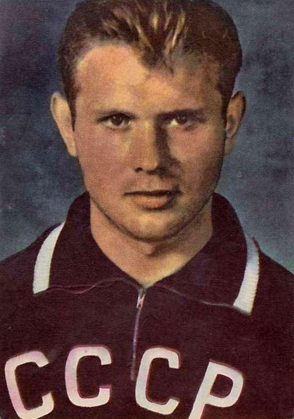 Эдуард Стрельцов отличался природным талантом — уже в 16 лет он дебютировал в московском «Торпедо». Через год его пригласили в сборную СССР. В своем первом международном матче против Швеции в Стокгольме Стрельцов забил три мяча, восхитив филигранной техникой публику и журналистов. В 18 лет Стрельцов стал лучшим бомбардиром чемпионата СССР и любимцем сотен тысяч болельщиков. В 19 лет нападающий блистательно сыграл на Олимпиаде-1956, советская сборная завоевала золотые медали. В 1958 году сборная СССР приняла участие в первом для себя чемпионате мира, где Стрельцов мог стать главной звездой. Однако буквально перед выездом на турнир форвард оказался за решеткой.